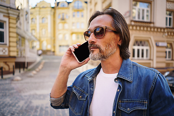 포토 JPG 해외이미지 백인 1 옷 남자 행복 유럽 안경 얼굴 50대 비즈니스 통신 모바일 수염 거리 건강 말하기 대화 한명 미소 사람 성인 야외 파란색 스마트폰 핸드폰 유행 외침 재활용 기쁨 도시 비즈니스맨 자신감 경영자 긍정 타운 해외202309 해외포토 서양인 잡화 감정 나라 컬러 중년 컨셉 모션 표정 신체부위 전자제품 스마트기기 소리 직장인 리더 친환경 파일형식