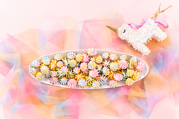 포토 JPG 해외이미지 접시 사람없음 달콤 가득함 홈베이킹 베일 유니콘 파스텔톤 해외202309 머랭쿠키 해외포토 식기 컬러 쿠키 맛 제빵 머랭 파일형식