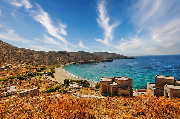 포토 JPG 해외이미지 모래 파도 바다 섬 여행 하늘 휴가 휴식 풍경 사람없음 물 여름 햇빛 태양 맑음 수영 조약돌 만 그리스 해외202309 해외포토 자연요소 계절 유럽 컨셉 날씨 돌_바위 수상스포츠 파일형식