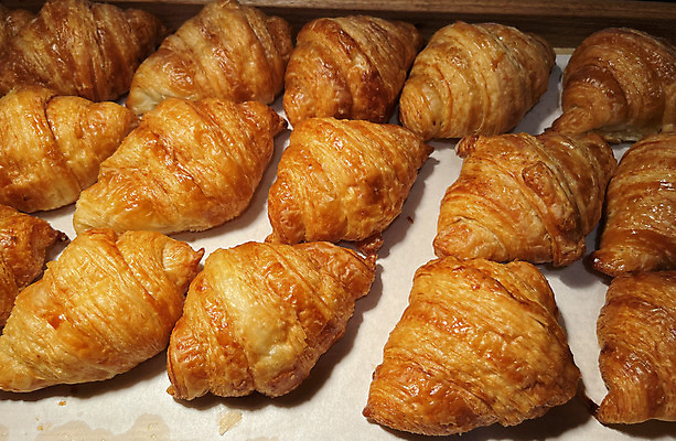 포토 JPG 해외이미지 전통 백그라운드 아침 디저트 건강 요리 사람없음 갈색 식당 식사 카페 껍질 달콤 맛 아침식사 굽기 먹기 유기농 반죽 롤 프랑스어 번 페스츄리 핸드메이드 맛있는 해외202309 해외포토 주간 문자 웰빙 음식 빵 컬러 컨셉 모션 상점 구이 파일형식