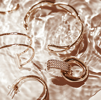 포토 JPG 해외이미지 물결 백그라운드 선물 근접촬영 사람없음 물 갈색 귀걸이 우아함 팬던트 해외202309 해외포토 자연요소 뷰포인트 컬러 컨셉 장신구 파일형식