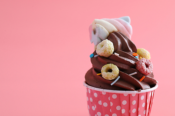 포토 JPG 해외이미지 사람없음 장식 한개 달콤 컵케이크 시리얼 생크림 마시멜로우 스프링클 분홍색배경 해외202309 해외포토 1 음식 분홍색 백그라운드 디저트 케이크 맛 크림 파일형식