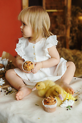 포토 JPG 해외이미지 전신 백인 여자 탁자 부활절 오리 한명 들기 앉기 앞모습 아기 머핀 여자아기한명만 해외202309 해외포토 서양인 1 기념일 빵 뷰포인트 가구 모션 조류 사람 여자한명만 여자아기만 파일형식