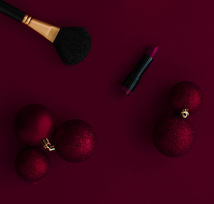 포토 JPG 해외이미지 사람없음 하이앵글 화장품 자주색 오브젝트 메이크업브러쉬 오너먼트 해외202309 해외포토 뷰포인트 컬러 크리스마스장식 뷰티 붓 파일형식