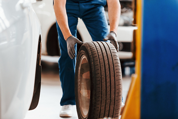 포토 JPG 해외이미지 남자 이동 자동차 한명 성인 앞모습 기계 하반신 작업 기술자 수리 고장 타이어 열정 정비공 교체 자동차정비 정비소 성인남자한명만 해외202309 해외포토 직업 1 감정 육상교통 뷰포인트 컨셉 사람 남자한명만 성인남자만 파일형식