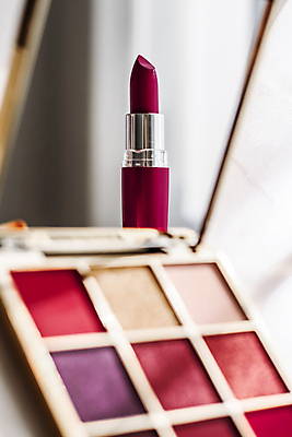 포토 JPG 해외이미지 백그라운드 사람없음 세트 뷰티 거울 립스틱 화려 대리석 아이섀도 해외202309 해외포토 컨셉 재료 화장품 파일형식