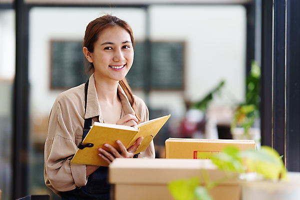 포토 JPG 해외이미지 여자 사업가 한명 들기 상반신 성인 앞모습 다이어리 공책 작업 비즈니스우먼 사장 택배상자 성인여자한명만 해외202309 해외포토 직업 1 뷰포인트 비즈니스 모션 문구용품 사람 상자 사무용품 직장인 택배 여자한명만 성인여자만 파일형식
