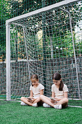 포토 JPG 해외이미지 백인 라이프스타일 옷 여자 어린이 스포츠 2 밭 인터넷 통신 청소년 모바일 무선통신 갈색머리 함께함 소녀 야외 두명 10대 캐주얼 친구 스마트폰 핸드폰 우정 네트워크 서핑 고급 연결 결합 사이버 전화기 중독 땅바닥 똑같은 소셜 해외202309 해외포토 서양인 헤어스타일 컨셉 농업 관계 바닥 사람 생활 전자제품 스마트기기 수상스포츠 파일형식