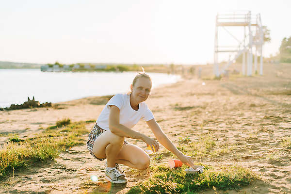 포토 JPG 해외이미지 라이프스타일 여자 지구 모래 장갑 백그라운드 가방 자연 관리 한명 사람 야외 물 글로벌 햇빛 환경 일몰 재활용 행성 오염 보호 쓰레기 폐기물 플라스틱 수집 에코 생태계 문제 낭비 돌봄 생태학 소셜 운동가 헬프 자선단체 해외202309 해외포토 자연요소 1 잡화 교육 컨셉 모션 재질 생활 태양 우주 노을 도움 그룹 친환경 자선 파일형식
