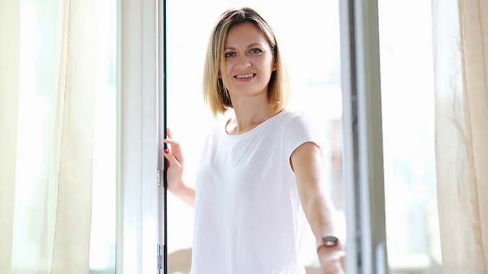 포토 JPG 해외이미지 손 여자 행복 컨셉 비즈니스 통신 창문 유리 출입구 아파트 주택 한명 미소 건물 빛 문 우정 기쁨 흰색 인사 신선 오픈 닫기 예측 고객 직원 서비스 시작 초대 방문 환영 대출 채용 해외202309 해외포토 1 건축물 감정 컬러 모션 재질 표정 사람 신체부위 금융 친구 예절 파일형식