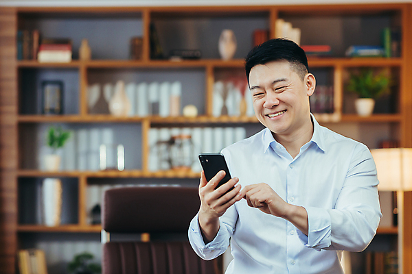 포토 JPG 해외이미지 직업 응시 교육 남자 행복 아시아 거실 비즈니스 사업가 통신 성공 아파트 직장 한국 대화 한명 서기 사람 동양인 스마트폰 핸드폰 학습 사무실 독서 일본 중국 정보 타이핑 잡기 업무 비즈니스맨 메시지 연결 편안함 경영자 긍정 온라인 경영 프리랜서 해외202309 해외포토 1 시선 감정 나라 컨셉 회사 모션 주택 말하기 인종 전자제품 스마트기기 작업 직장인 감각 리더 파일형식
