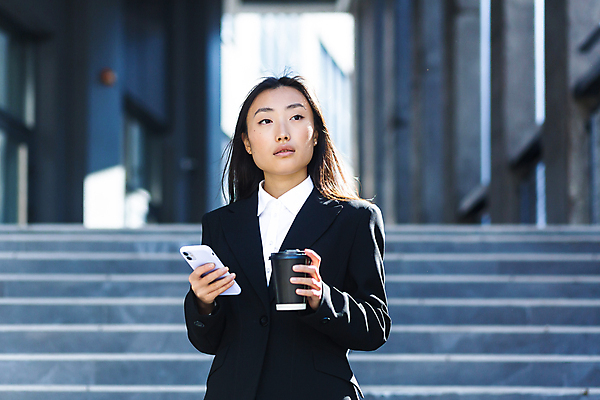 포토 JPG 해외이미지 여자 커피 한명 들기 동양인 정장 상반신 성인 야외 스마트폰 계단 비즈니스우먼 출장 성인여자한명만 해외202309 해외포토 1 옷 음료 비즈니스 모션 사람 인종 핸드폰 스마트기기 직장인 여자한명만 성인여자만 파일형식