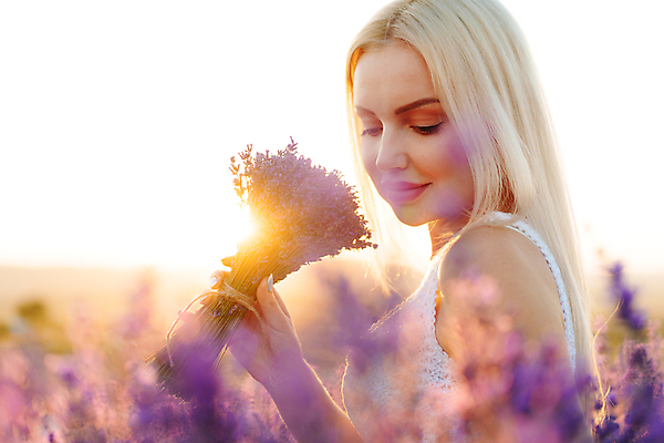 포토 JPG 해외이미지 여자 꽃다발 꽃밭 한명 들기 상반신 성인 야외 금발 햇빛 일몰 소프트포커스 라벤더 프로방스 성인여자한명만 내려보기 해외202309 해외포토 1 헤어스타일 꽃 모션 촬영기법 사람 태양 노을 허브 여자한명만 성인여자만 파일형식