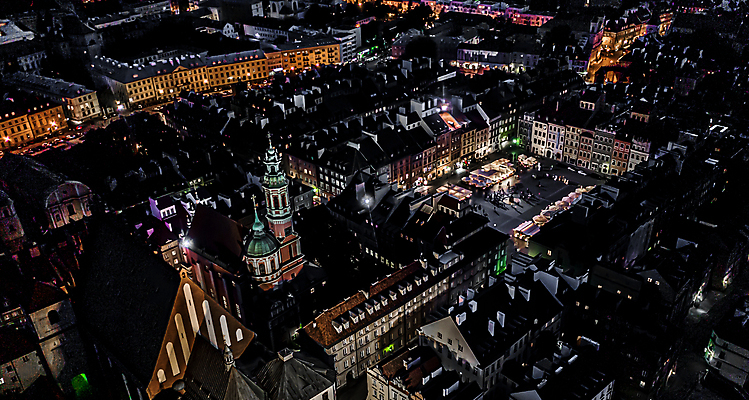 포토 JPG 해외이미지 유럽 여행 건축양식 하늘 지붕 휴가 조명 거리 주택 안테나 파노라마 풍경 사람없음 야외 건물 여름 도시풍경 여행객 탑 가을 도시 도심 야간 박물관 장면 타운 기념물 스카이라인 폴란드 구시가지 드론 랜드마크 수도권 옛날 조감도 해외202309 해외포토 자연요소 건축물 계절 건축 나라 통신 촬영기법 사람 지역 파일형식