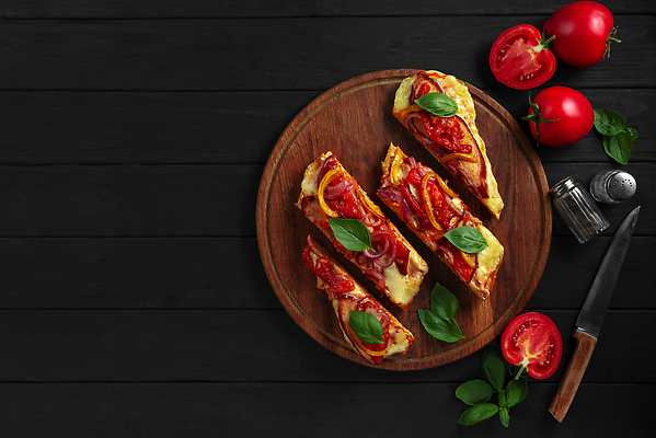 포토 JPG 해외이미지 전통 음식 조각 백그라운드 토마토 채소 탁자 치즈 피자 패스트푸드 육류 요리 사람없음 검은색 식사 저녁식사 이탈리아 껍질 시골 신선 뜨거움 닫기 이탈리아음식 맛 정상 굽기 허브 속도 매움 슬라이스 반죽 후추 점심식사 모짜렐라치즈 페퍼로니 해로움 핸드메이드 카피스페이스 맛있는 해외202309 해외포토 식물 유럽 컬러 가구 컨셉 식재료 모션 유제품 서양음식 공백 소시지 인스턴트 구이 향신료 파일형식