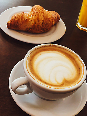 포토 JPG 해외이미지 여유 커피 휴식 사람없음 카페 분위기 커피잔 크루아상 카푸치노 라떼 해외202309 해외포토 감정 음료 빵 컨셉 잔 상점 파일형식