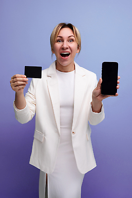 포토 JPG 해외이미지 백인 응시 드레스 여자 행복 유럽 백그라운드 비즈니스 성공 실내 한명 성인 쇼핑 금발 뷰티 상점 재킷 백발 잡기 신용카드 우아함 플라스틱 고객 전자상거래 고립 쇼퍼홀릭 목업 해외202309 해외포토 서양인 1 헤어스타일 시선 옷 감정 나라 컨셉 모션 재질 사람 내부 금융 외투 파일형식