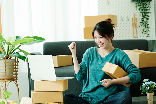 포토 JPG 해외이미지 여자 꽃 화분 잎 실내 한명 들기 동양인 상반신 성인 노트북 소파 쌓기 주먹 즐거움 택배 택배상자 박스포장 온라인쇼핑몰 성인여자한명만 해외202309 해외포토 식물 1 감정 의자 포장 모션 사람 인종 내부 전자제품 상자 운송업 쇼핑몰 온라인 여자한명만 성인여자만 파일형식