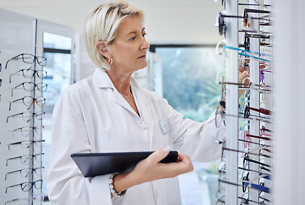 포토 JPG 해외이미지 응시 여자 안경 중년 한명 들기 태블릿 상점 진열장 안경점 중년여자한명만 해외202309 해외포토 1 시선 잡화 모션 사람 성인 전자제품 스마트기기 여자한명만 중년여자만 파일형식