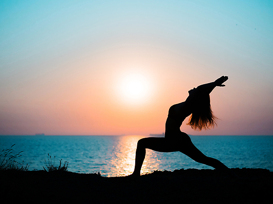 포토 JPG 해외이미지 라이프스타일 여자 실루엣 선 모래 바다 포즈 신체 요가 교실 자연 하늘 휴식 건강 한명 사람 야외 물 운동 태양 뷰티 반사 일출 스파 화목 고요 일몰 에너지 마음 영혼 호흡 집중 연습 명상 힙스터 해외202309 해외포토 자연요소 1 웰빙 교육 패션 컨셉 학교 촬영기법 생활 노을 생태계 파일형식