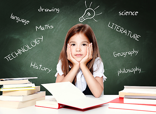 포토 JPG 해외이미지 학생 응시 여학생 여자 교육 행복 어린이 교실 학교 탁자 성공 수업 아이디어 한명 앉기 10대 책 학습 스터디 독서 뷰티 교사 칠판 유치원 강의 책상 지능 초보 해외202309 해외포토 직업 1 시선 감정 가구 컨셉 모션 청소년 사람 파일형식