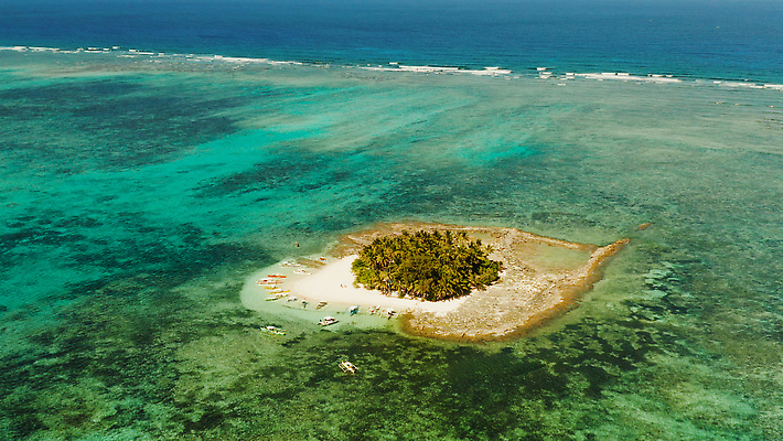 포토 JPG 해외이미지 아시아 모래 바다 섬 여행 자연 휴가 해변 사람없음 야외 물 파란색 모래사장 야자수 맑음 보트 산호초 휴양지 암초 석호 항공촬영 조감도 파라다이스 해외202309 해외포토 자연요소 나무 나라 뷰포인트 컬러 배_교통 날씨 장소 수중식물 생태계 파일형식