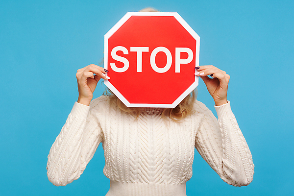 포토 JPG 해외이미지 여자 경고 한명 들기 상반신 성인 앞모습 파란색 표지판 정지 거절 얼굴가리기 성인여자한명만 해외202309 해외포토 1 뷰포인트 컬러 컨셉 모션 알림판 사람 가림 여자한명만 성인여자만 파일형식