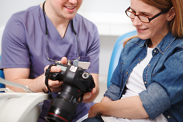 포토 JPG 해외이미지 직업 치과 병원 두명 치료 카메라 시험 환자 치아 결과 치과의사 약속 미백 구강학 해외202309 해외포토 교육 컨셉 의학 사람 전자제품 의사 소화기관 파일형식