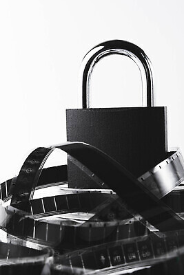 포토 JPG 해외이미지 손 포스터 인터넷 사람없음 그래픽 세일 스크린 사진촬영 블록 금지 흰색 보호 위험 극장 승낙 사인 신호 오디오 방패 승진 캠코더 그만 돌봄 소셜 스팸 저작권 해외202309 해외포토 컬러 컨셉 모션 신체부위 전자제품 카메라 촬영 파일형식 지식재산권