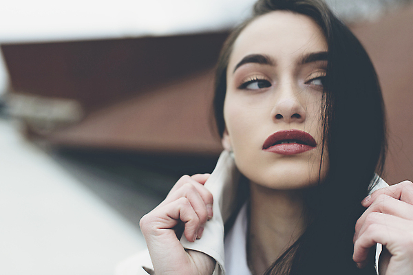 포토 JPG 해외이미지 백인 모델 응시 옷 계절 여자 얼굴 포즈 생각 거리 갈색머리 한명 사람 야외 빨간색 뷰티 유행 귀여움 봄 코트 가을 도시 고급 유혹 피부 입술 배려 인공 스타일 해외202309 해외포토 서양인 1 헤어스타일 시선 컬러 컨셉 신체부위 외투 파일형식