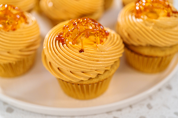 포토 JPG 해외이미지 사람없음 장식 달콤 컵케이크 시럽 휘핑크림 해외202309 해외포토 케이크 맛 크림 휘핑 파일형식