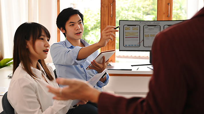 포토 JPG 해외이미지 디자인 여자 남자 비즈니스 설계 앉기 상반신 성인 세명 노트북 모니터 계획 디자이너 팬시 UI 성인만 해외202309 해외포토 직업 컨셉 모션 사람 전자제품 컴퓨터 파일형식