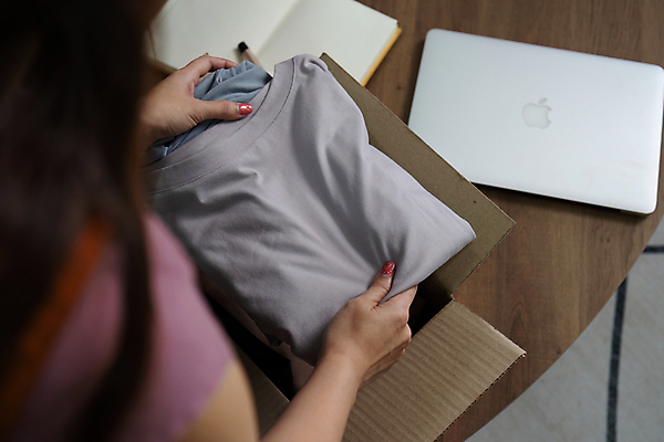 포토 JPG 해외이미지 옷 여자 포장 사업가 한명 상반신 성인 뒷모습 노트북 태블릿 작업 비즈니스우먼 사장 택배상자 성인여자한명만 해외202309 해외포토 직업 1 뷰포인트 비즈니스 사람 전자제품 스마트기기 상자 직장인 택배 여자한명만 성인여자만 파일형식