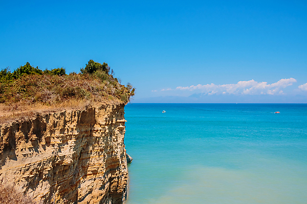 포토 JPG 해외이미지 구름 바다 섬 여행 하늘 휴가 산 파노라마 풍경 해변 사람없음 물 여름 파란색 컬러풀 뷰티 여행객 바위 구멍 동굴 크리스탈 그리스 언덕 아치 장면 그리스인 내추럴 깊이 터키석 수평선 해외202309 해외포토 자연요소 서양인 계절 유럽 컬러 촬영기법 사람 돌_바위 광석 보석 파일형식