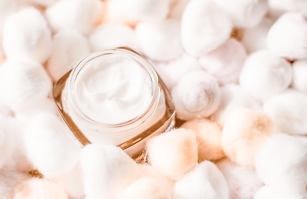 포토 JPG 해외이미지 근접촬영 사람없음 고급 솜 피부관리 스킨케어 기초화장품 수분크림 해외202309 해외포토 뷰포인트 컨셉 뷰티 화장품 파일형식