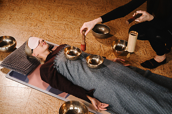 포토 JPG 해외이미지 여자 휴식 들기 상반신 성인 두명 옆모습 눕기 고요 하반신 명상 웅크림 안대 풍경종 성인여자만 싱잉볼 차분 해외202309 해외포토 뷰포인트 컨셉 모션 사람 종 불교용품 여자만 성인만 파일형식