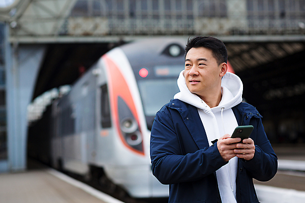 포토 JPG 해외이미지 남자 한명 들기 동양인 상반신 성인 야외 스마트폰 기차 비즈니스맨 출장 성인남자한명만 해외202309 해외포토 1 육상교통 비즈니스 모션 대중교통 사람 인종 핸드폰 스마트기기 직장인 남자한명만 성인남자만 파일형식