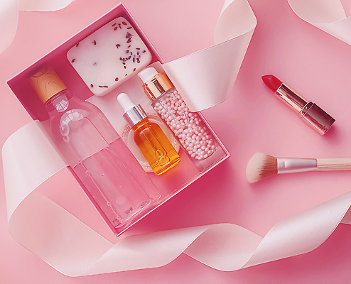 포토 JPG 해외이미지 리본 분홍색 사람없음 상자 하이앵글 화장품 립스틱 오브젝트 피부관리 담기 비누 공병 메이크업브러쉬 바디케어 화장품가방 플랫레이 해외202309 해외포토 뷰포인트 컬러 가방 모션 위생용품 뷰티 붓 플랫 병_담는 파일형식