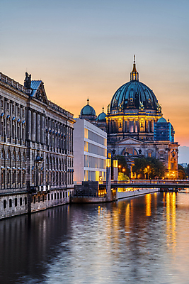 포토 JPG 해외이미지 유럽 벽 여행 백그라운드 건축양식 하늘 휴가 거리 독일 파노라마 사람없음 건물 물 여름 관광지 빛 강 도시풍경 성당 교회 여행객 일출 고층빌딩 일몰 도시 센터 도심 야간 저녁 정사각형 각도 타운 베를린 스카이라인 랜드마크 수도권 해외202309 해외포토 자연요소 도형 건축물 계절 건축 나라 종교건축 촬영기법 사람 풍경 빌딩 노을 지역 파일형식