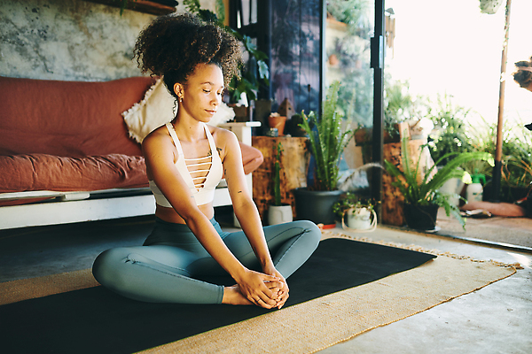포토 JPG 해외이미지 백인 1 라이프스타일 웰빙 여자 행복 스포츠 신체 요가 휴식 주택 실내 건강 한명 사람 성인 운동복 운동 뷰티 스트레칭 침묵 활발 유연 연습 긍정 주말 위치 돌봄 전용 혼자 락다운 해외202309 해외포토 서양인 옷 감정 컨셉 모션 내부 건물 생활 소리 파일형식