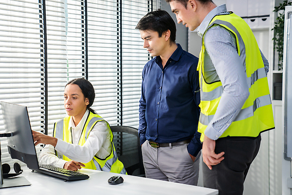 포토 JPG 해외이미지 여자 남자 창문 회의 협력 책장 상반신 성인 옆모습 세명 사무실 모니터 키보드 블라인드 직장인 엔지니어 책상 안전조끼 성인만 해외202309 해외포토 직업 뷰포인트 가구 비즈니스 사람 컴퓨터 커튼 기술자 파일형식