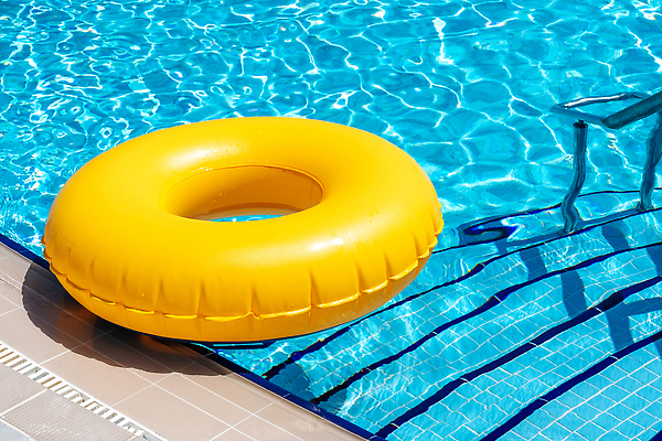 포토 JPG 해외이미지 어린이 파도 컬러 여행 백그라운드 호텔 휴가 수영장 안전 사람없음 물 파란색 장난감 햇빛 태양 노란색 맑음 수영 긴급 반지 원형 구출 플라스틱 휴양지 보안 튜브 고무 구명용품 생존 카피스페이스 해외202309 해외포토 자연요소 도형 바다 장신구 재질 숙소 날씨 사람 공백 장소 수상스포츠 도움 안전장비 파일형식