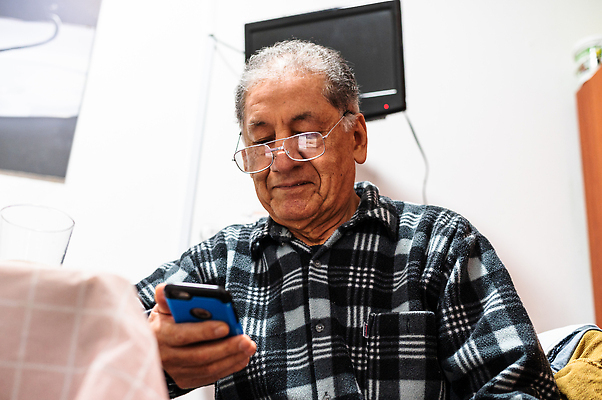 포토 JPG 해외이미지 백인 라이프스타일 할아버지 노년 남자 행복 안경 인터넷 텍스트 통신 모바일 주택 세포 한명 미소 사람 성인 스마트폰 핸드폰 잡기 메시지 은퇴 무선전화기 히스패닉 옛날 해외202309 해외포토 서양인 1 잡화 감정 모션 표정 건물 생활 전자제품 스마트기기 전화기 파일형식