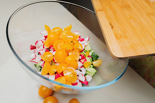 포토 JPG 해외이미지 접시 잡화 음식 백그라운드 다이어트 토마토 채소 재료 유리 탁자 오이 건강 사람없음 식사 저녁식사 샐러드 흰색 신선 고명 투명 사발 맛 오브젝트 유기농 날것 슬라이스 흙더미 내추럴 점심식사 섞기 채식주의자 개조 비건 해외202309 해외포토 식기 웰빙 컬러 가구 컨셉 재질 흙 사기그릇 채식 파일형식 더미