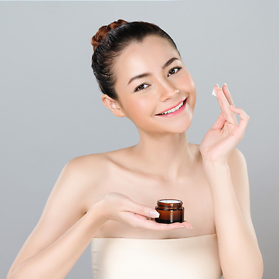 포토 JPG 해외이미지 응시 여자 한명 들기 상반신 성인 뷰티 깨끗함 화장품 용기 바르기 수분크림 성인여자한명만 해외202309 해외포토 1 그릇 시선 컨셉 모션 사람 여자한명만 성인여자만 파일형식