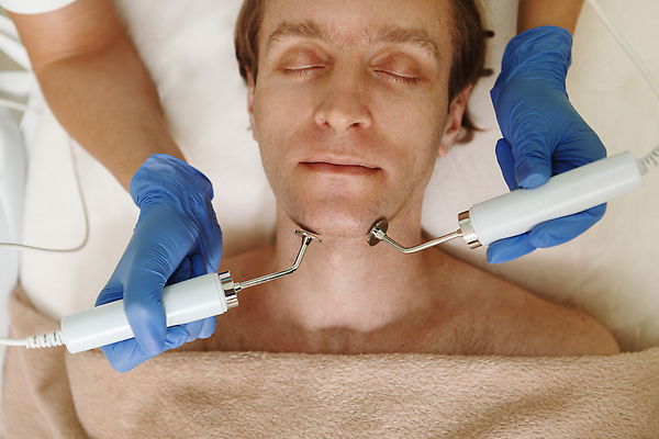 포토 JPG 해외이미지 직업 남자 얼굴 중년 휴식 건강 병원 한명 치료 뷰티 상점 화장품 의사 기구 주름 미용사 소중 피부 서비스 피부관리 순서 복원 노화 해외202309 해외포토 1 컨셉 의학 사람 성인 신체부위 의료진 파일형식