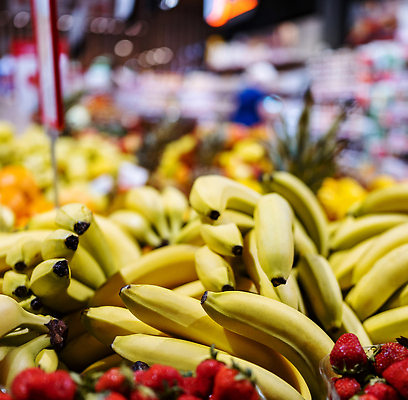 포토 JPG 해외이미지 전통 잡화 열매 음식 컬러 과일 딸기 포도 바나나 건강 사람없음 빨간색 초록색 세일 바구니 상점 신선 시장 구매 사과 농부 유기농 복숭아 지역 비타민 소매 슈퍼마켓 매각 이국적 줄서기 해외202309 해외포토 식물 직업 웰빙 모션 쇼핑 영양소 파일형식