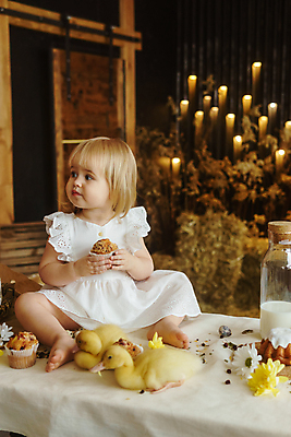 포토 JPG 해외이미지 전신 백인 여자 탁자 부활절 오리 한명 들기 앉기 앞모습 아기 머핀 여자아기한명만 해외202309 해외포토 서양인 1 기념일 빵 뷰포인트 가구 모션 조류 사람 여자한명만 여자아기만 파일형식