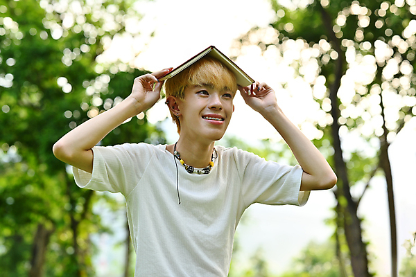 포토 JPG 해외이미지 나무 남자 한명 들기 동양인 상반신 성인 야외 아웃포커스 책 독서 숲속 성인남자한명만 해외202309 해외포토 식물 1 모션 촬영기법 사람 인종 숲 남자한명만 성인남자만 파일형식