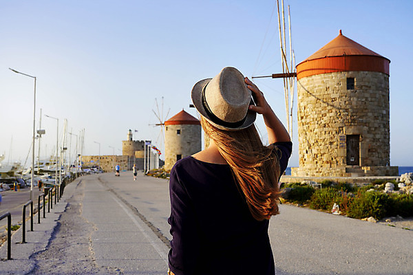 포토 JPG 해외이미지 모자 전통 응시 여자 유럽 문화 여유 섬 여행 건축양식 바람 휴가 등대 한명 서기 해변 뷰티 여행객 걷기 항구 일몰 산책로 성 역사 지중해 그리스 방문 포트 타운 그리스인 랜드마크 옛날 해외202309 해외포토 자연요소 서양인 1 건축물 시선 잡화 건축 감정 나라 길 바다 교통시설 모션 날씨 사람 노을 도시 파일형식